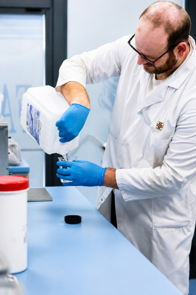 Personale al lavoro nel laboratorio galenico